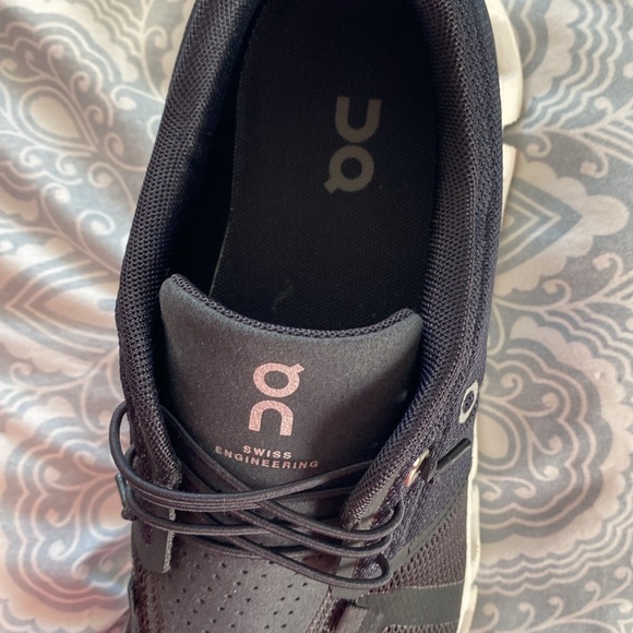 On clouds  Excellent condition size 9.5 - Picture 2 of 4